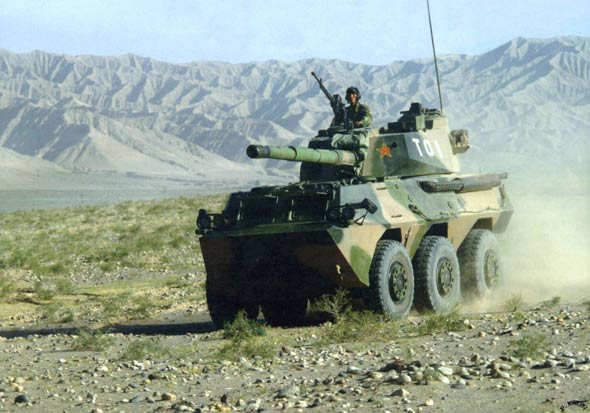 图文：我军新型轮式突击炮高原演练