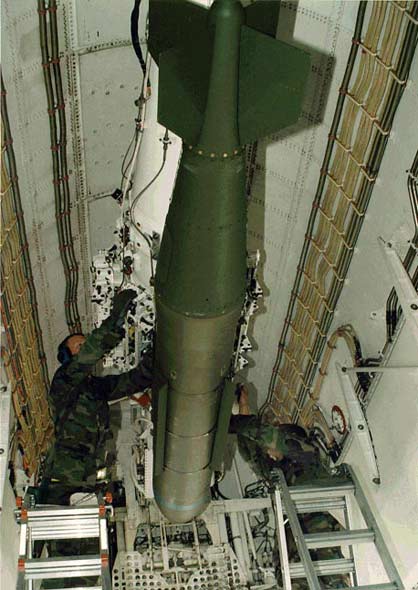 图文：加挂在轰炸机弹舱内的JDAM制导弹炸弹