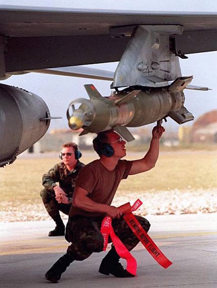 图文:战机加挂GBU-12双模激光制导炸弹