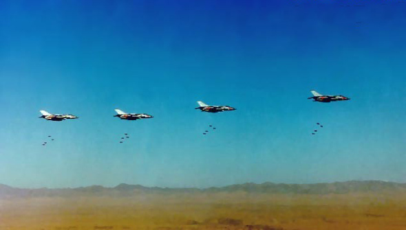 图文：中国空军强五型攻击机编队密集轰炸