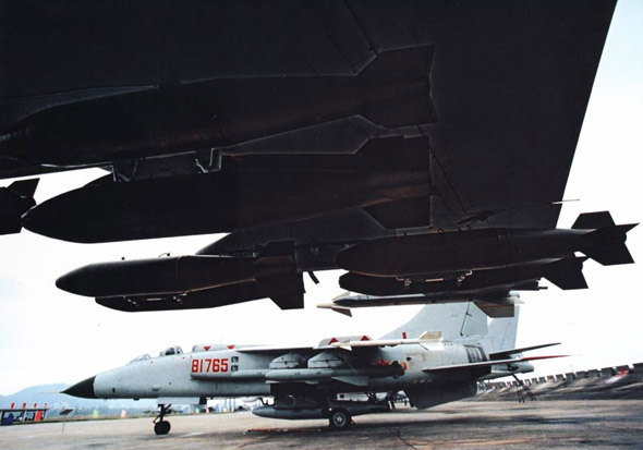 图文:空军飞豹战斗轰炸机群整装待发