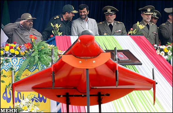 伊朗军方公开展示新型无人机(附图)