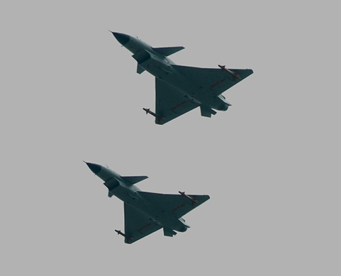 图文：我军歼十战斗机双机空中编队