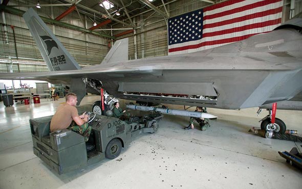 F-22A战机首次携带AIM-120D导弹进行试飞(图)