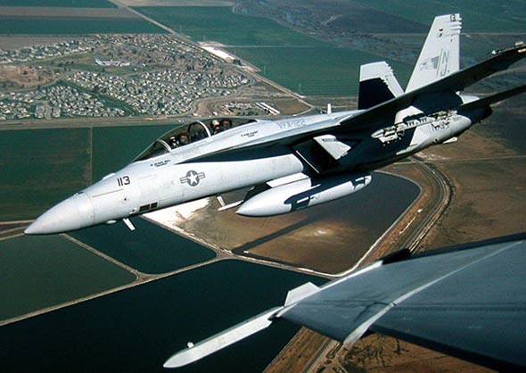 美F/A-18F演示用新雷达进行对地攻击和空战格斗