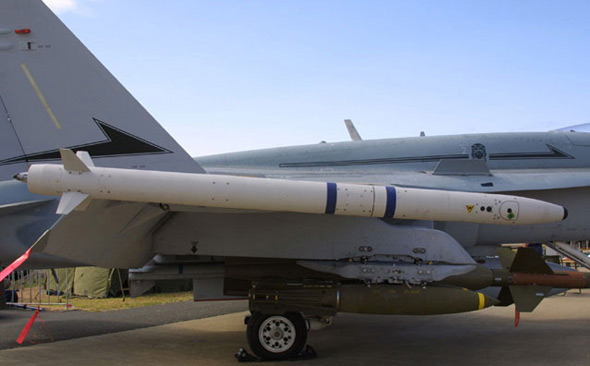 图文：F/A-18战机加挂英国ASRAAM格斗导弹