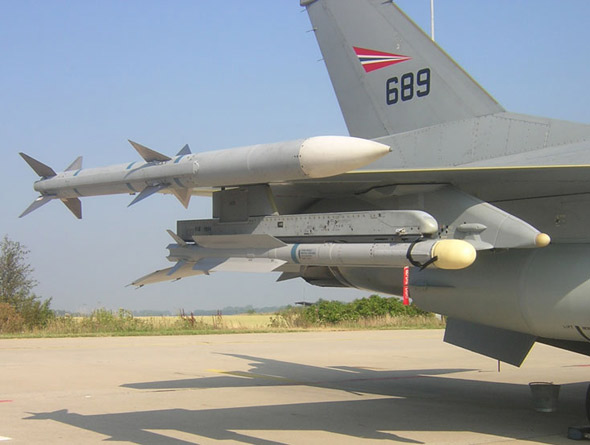 图文：挪威F-16加挂德制IRIS-T空空导弹