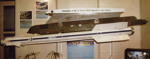 图文：装在导弹挂架上的R-73EL格斗导弹