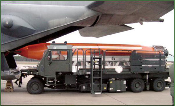 美将试爆装有七百吨烈性炸药的超巨型常规炸弹