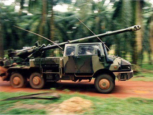 图文:丛林中的法国恺撒自行榴弹炮