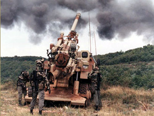 图文:法国恺撒自行榴弹炮发射炮弹