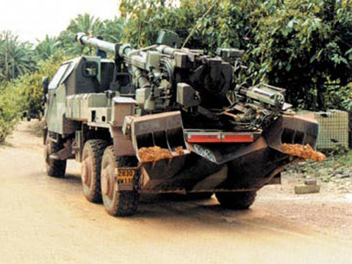 图文:行进中的法国恺撒自行榴弹炮