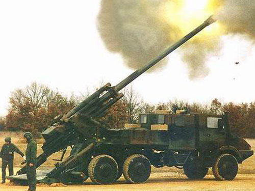 图文:恺撒自行榴弹炮发射炮弹产生烟雾