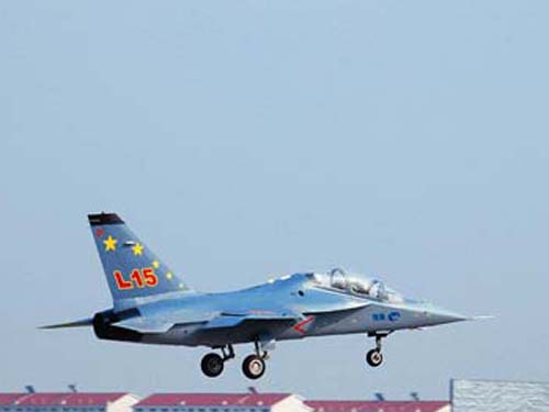 中国自主研制新型高教机“猎鹰”横空出世(4)