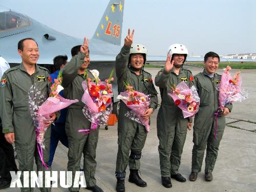 中国自主研制新型高教机“猎鹰”横空出世(3)