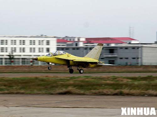 中国自主研制新型高教机“猎鹰”横空出世