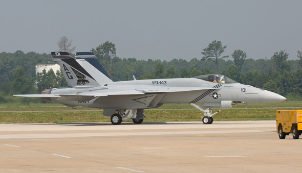 图文:美国海军列装的F/A-18E型单座舰载战斗机