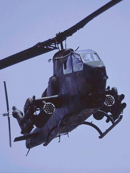 图文：AH-1S直升机携带日本马特导弹