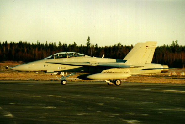 芬兰将三架大黄蜂零件拼成一架新型F-18D(图)