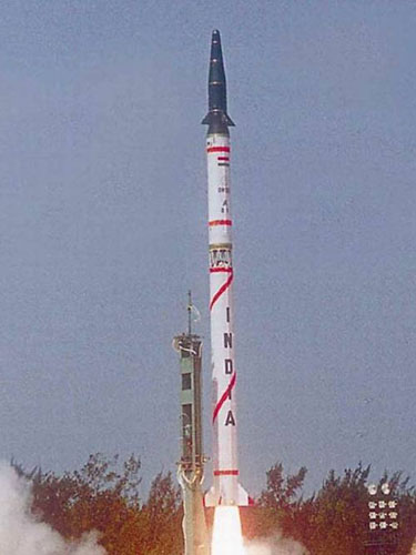 印度阿格尼Ⅲ型中程导弹完成首次试射准备