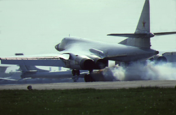 图文:图-160战略轰炸机起飞