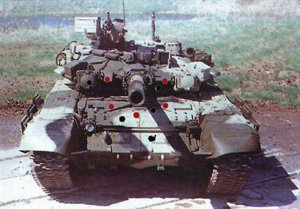 图文：T-90主战坦克被实弹命中部位