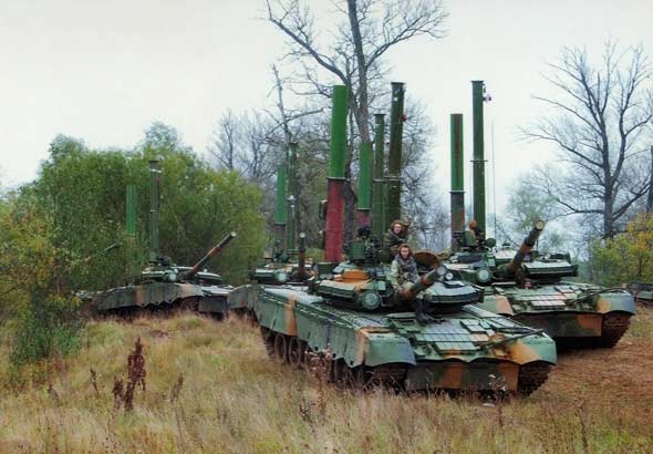 图文：俄军T-80BV主战坦克编队准备泅渡