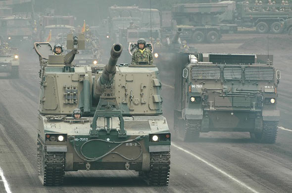 图文：日本99式自行榴弹炮接受检阅