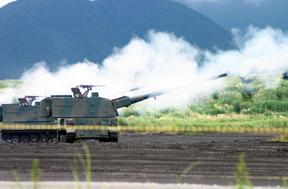 图文：陆上自卫队99式自行榴弹炮编队集火射击