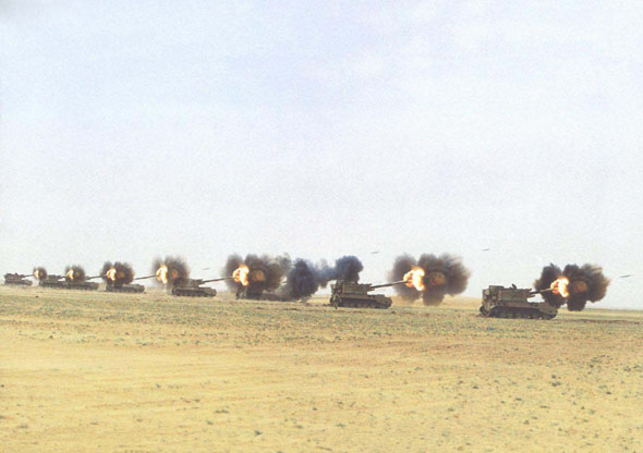 图文：中国PLZ-45自行榴弹炮群集火射击