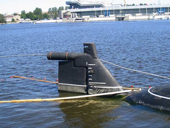 图文：拉达级柴电潜艇尾舵安装了拖曳式声纳