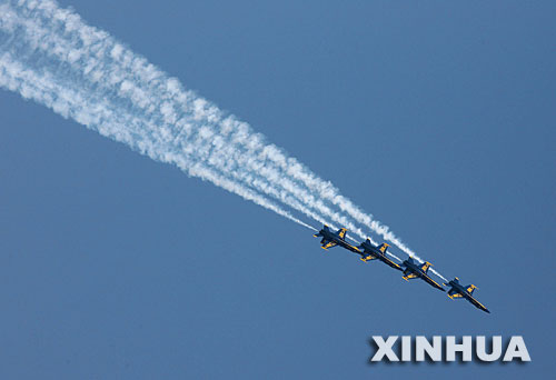 美国海军“蓝色天使”飞行编队精彩表演(6)