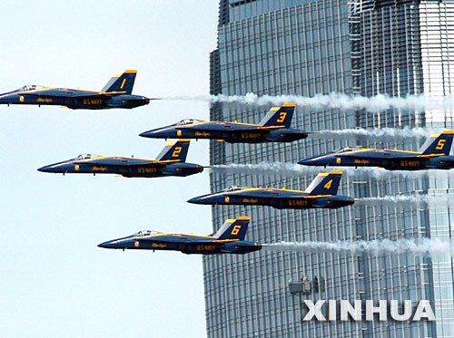 美国海军“蓝色天使”飞行编队精彩表演(3)