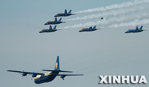 美国海军“蓝色天使”飞行编队精彩表演(4)