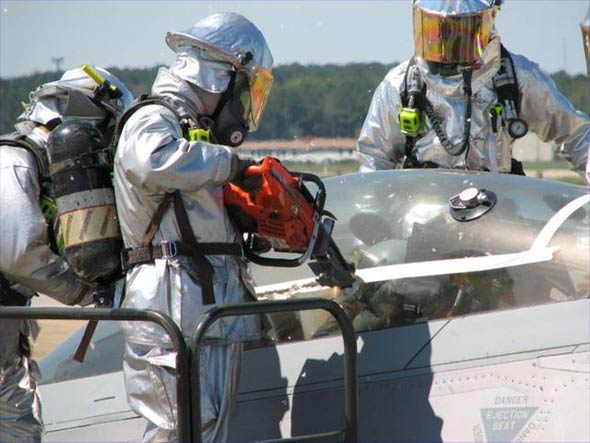 图文：救援人员使用切割器切割座舱盖