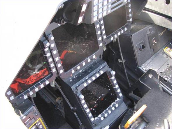 图文:F-22A猛禽战机座舱平显特写