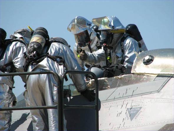 图文：救援人员完成切割救出飞行员