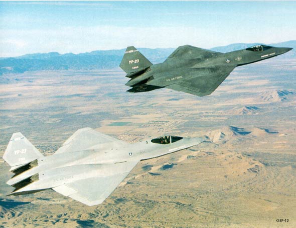 图文：两架YF-23原型机编队漆有不同涂装