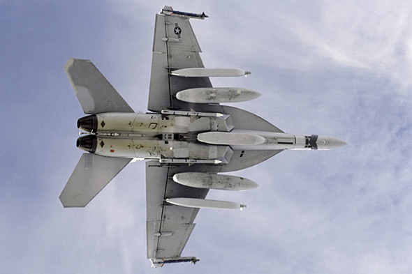 波音试飞挂翼尖天线和干扰吊舱的F/A-18F(图)