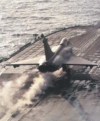 法国海军接收第一架“阵风”MF2标准战斗机