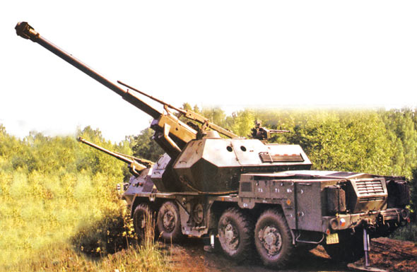 图文：处于射击状态的达纳自行榴弹炮