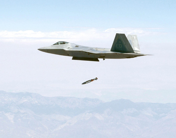 F-22A战机超音速空投JDAM炸弹命中目标(图)