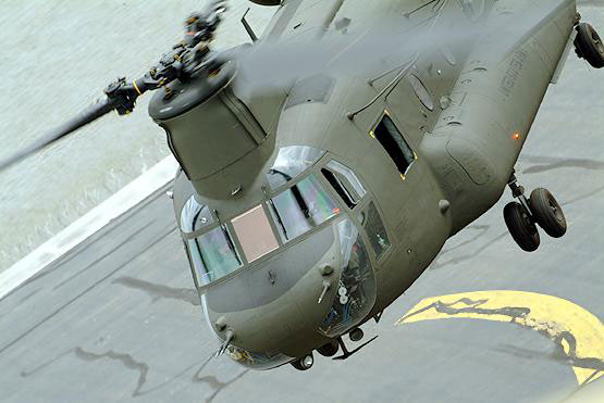 美军接装首架CH-47F中型运输直升机(图)