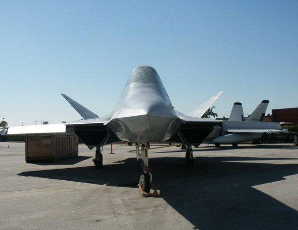 图文：三段式直前缘边条延伸到机头顶端