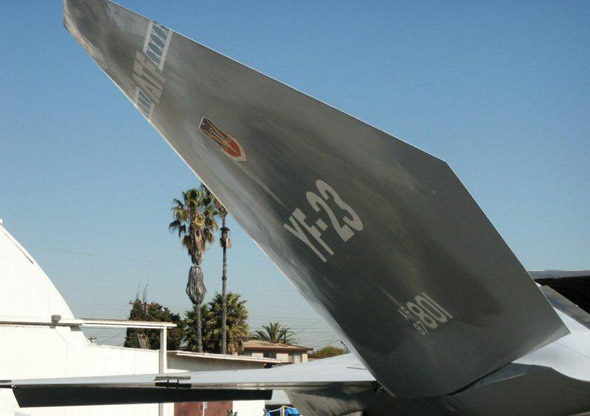 图文：YF-23巨大的垂尾