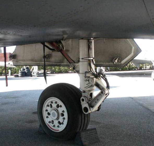 图文：主起落架是利用F/A-18主起改装的