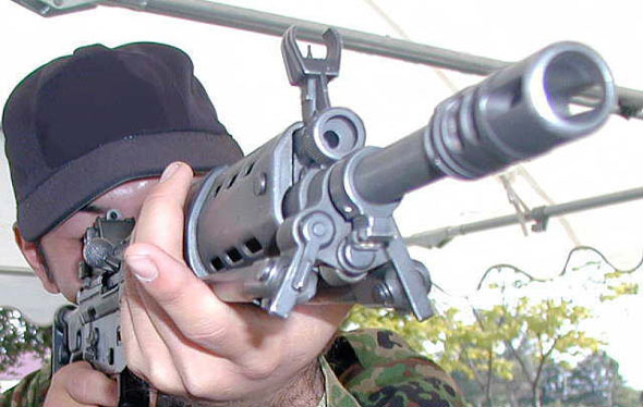 日陆上自卫队验收600支新型非致命电动气枪(图)