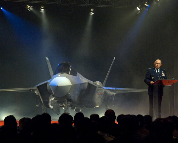 首架生产型F-35联合攻击机将于10月首飞(图)