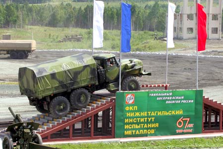 图文:参展军用车辆性能展示