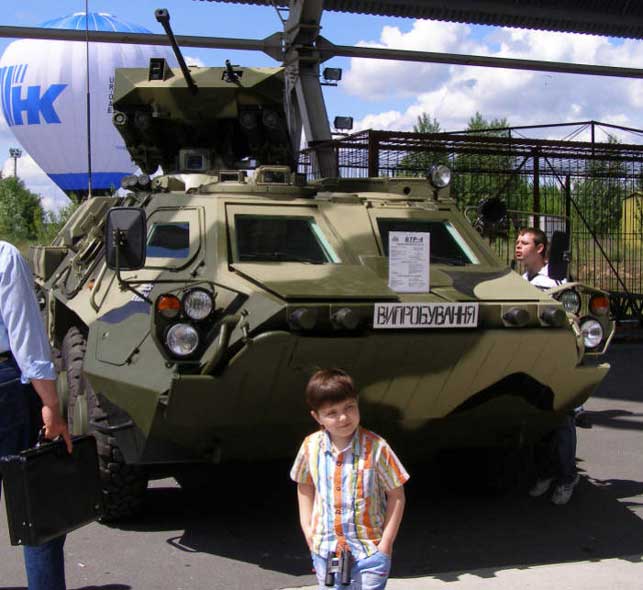 乌克兰推出新型BTR-4装甲人员输送车(图)